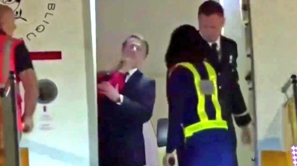Macron'a yumruk şoku