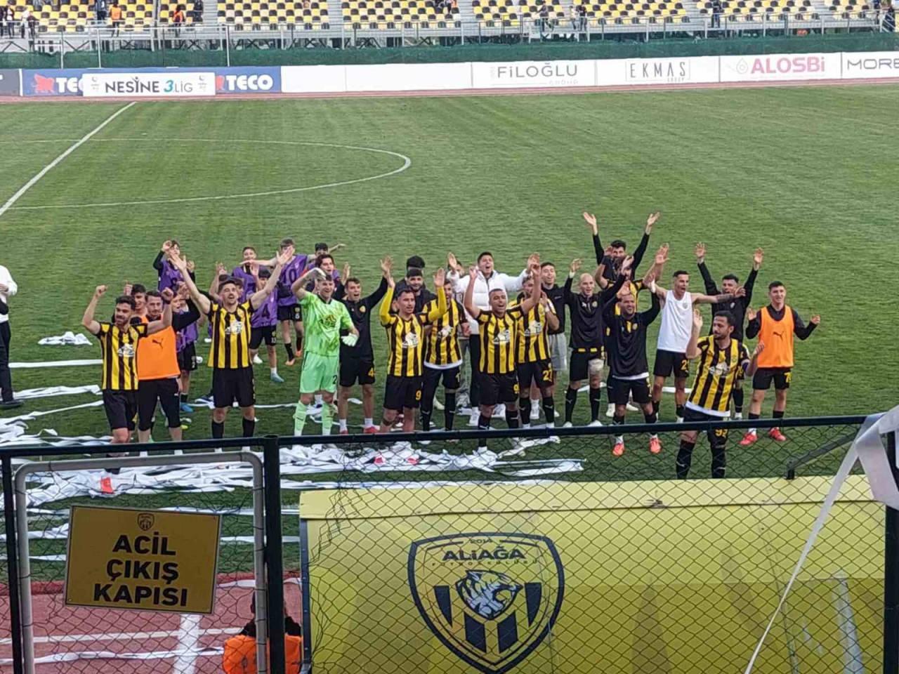 Aliağalı futbolcuların galibiyet sevinci