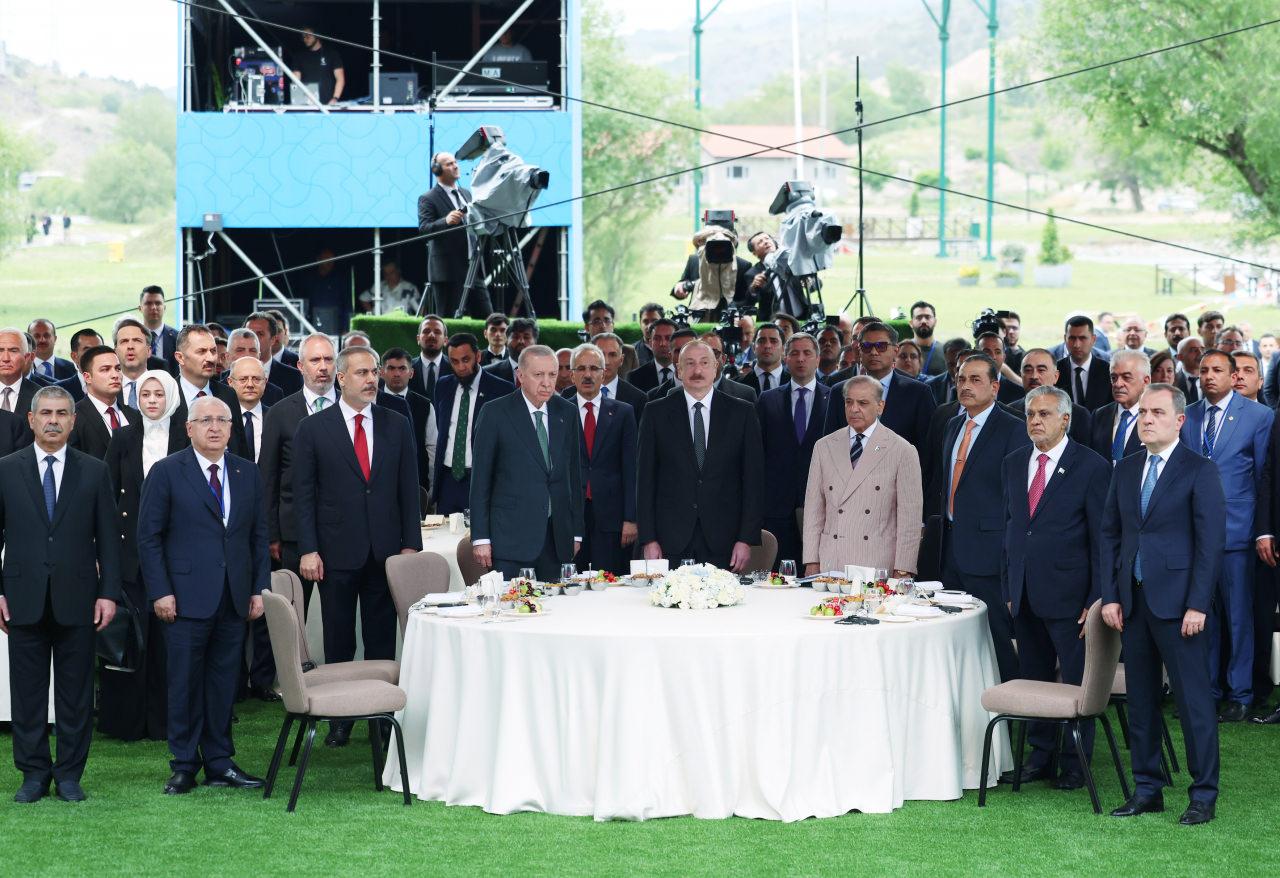 Cumhurbaşkanı Recep Tayyip Erdoğan, Azerbaycan Cumhurbaşkanı İlham Aliyev ve Pakistan Başbakanı Şahbaz Şerif ile birlikte Azerbaycan'ın Laçın kentinde düzenlenen, ''Azerbaycan Bağımsızlık Günü'' etkinliklerine katıldı.