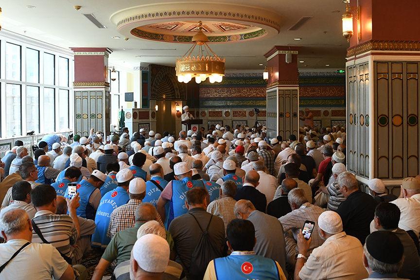 Diyanet İşleri Başkanı Erbaş, Mekke'de Türk hacı adaylarıyla buluştu