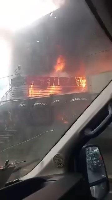Yangına müdahale devam ediyor. 