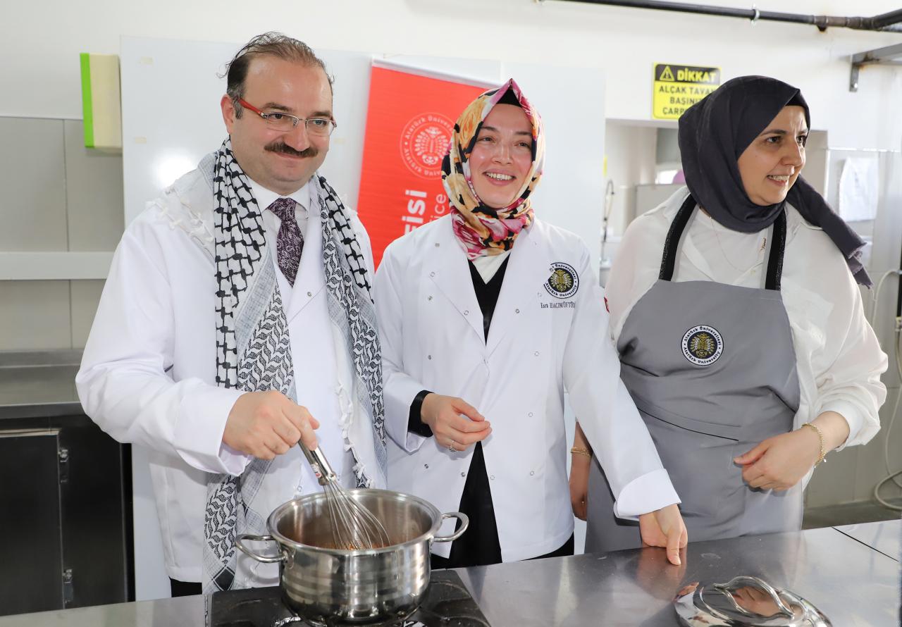 Atatürk Üniversitesi Rektörü Prof. Dr. Ahmet Hacımüftüoğlu ile Prof. Dr. Esra Hacımüftüoğlu.