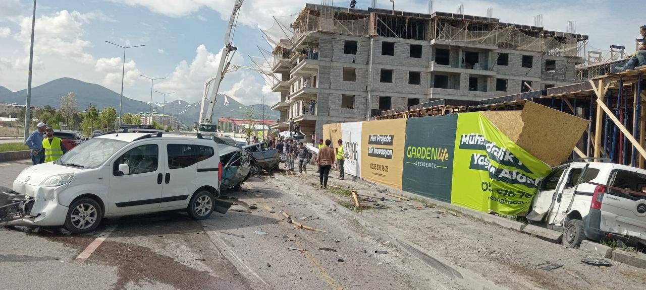Kazada çok sayıda aracın hasar aldığı görüldü. 
