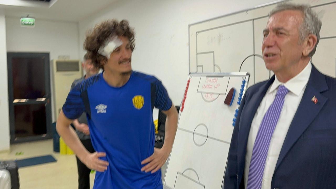 Mansur Yavaş, MKE Ankaragücü'nün soyunma odasında.