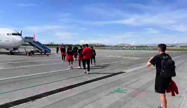 Konaklamaya otel bulamayan Doğu Anadolu ekibi özel uçakla yola çıktı