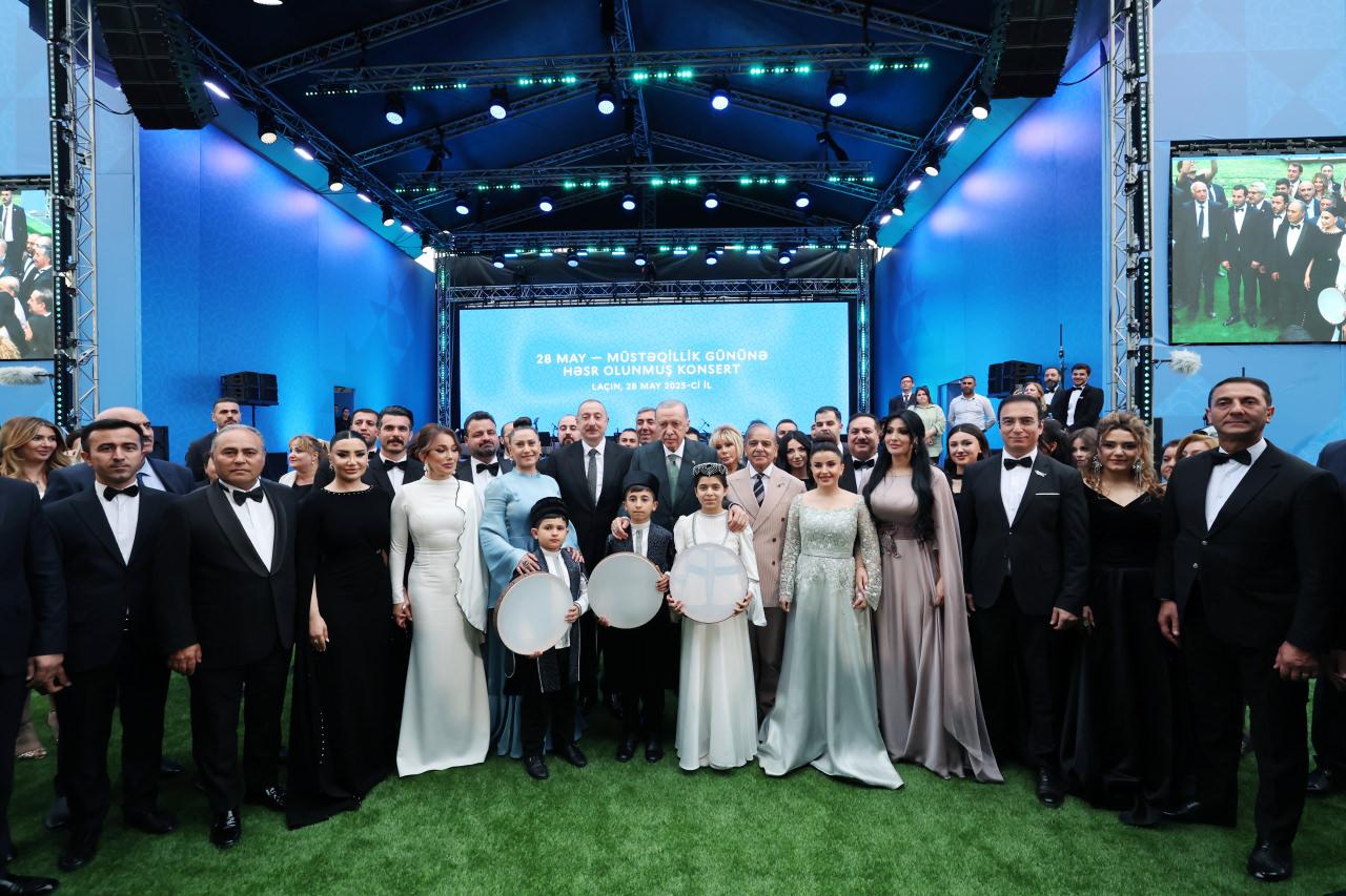 Cumhurbaşkanı Recep Tayyip Erdoğan ve Azerbaycan Cumhurbaşkanı İlham Aliyev, Azerbaycan'ın Laçın kentinde düzenlenen, ''Azerbaycan Bağımsızlık Günü'' etkinliklerine katıldı. Cumhurbaşkanı Erdoğan ve Aliyev, katılımcılarla fotoğraf çektirdi.