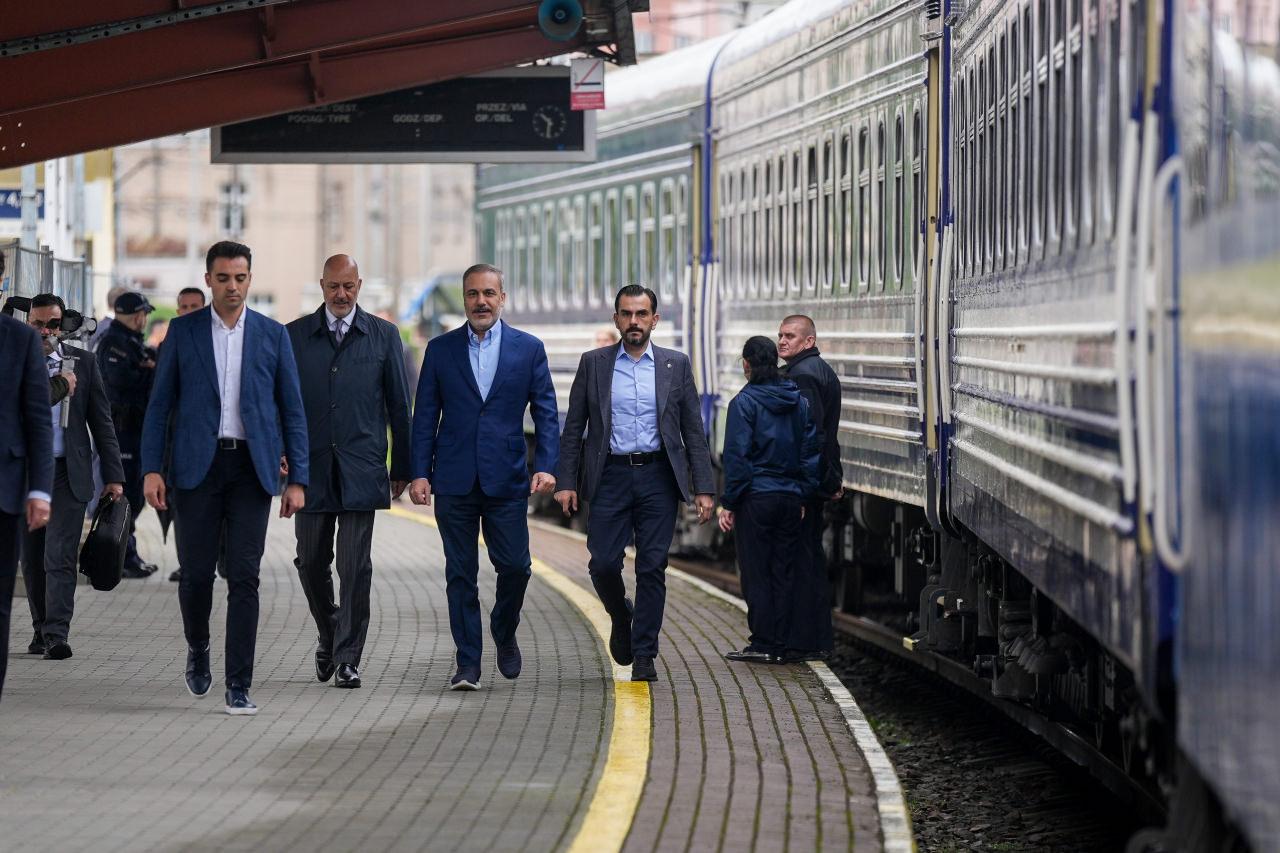Bakan Fidan, Ukrayna’ya yapacağı ziyaret için sabah saatlerinde Polonya’dan Kiev’e demir yoluyla hareket etti.