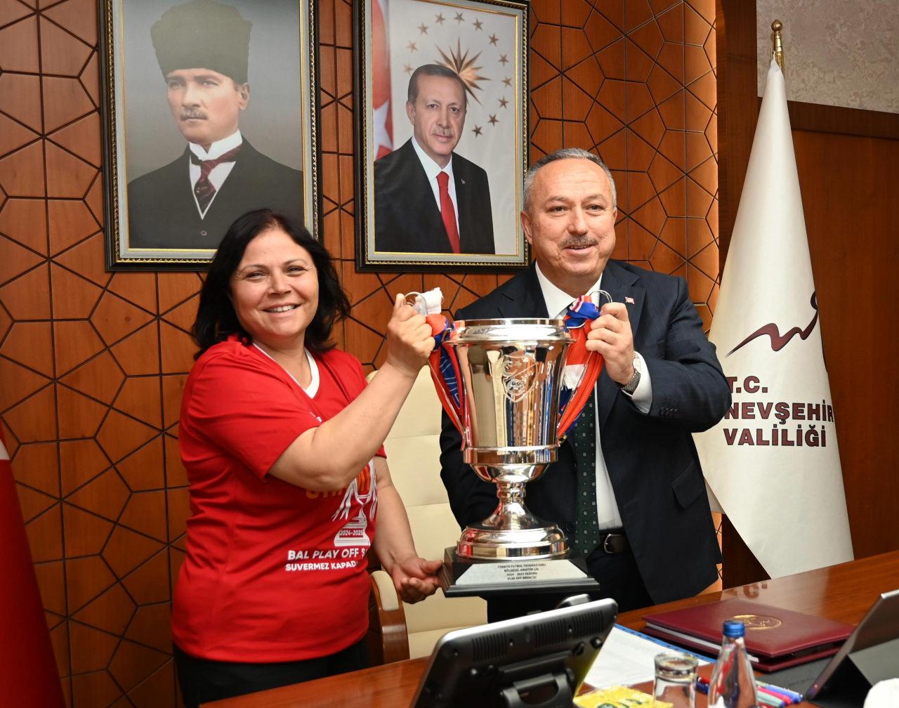 Suvermez Kapadokyaspor’un Başkanı Emine Türkmen Demir ve Vali Ali Fidan