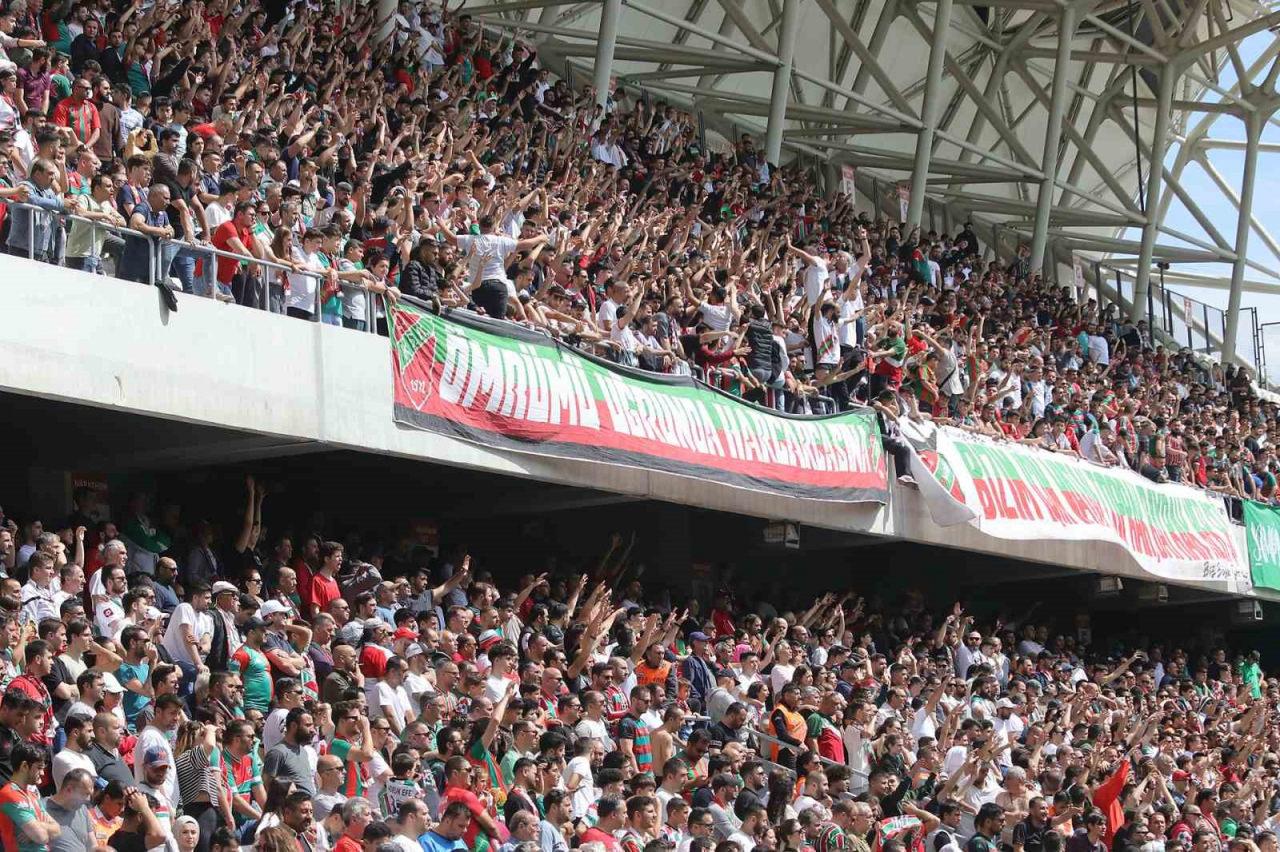 Karşıyaka tribünlerinden bir görsel