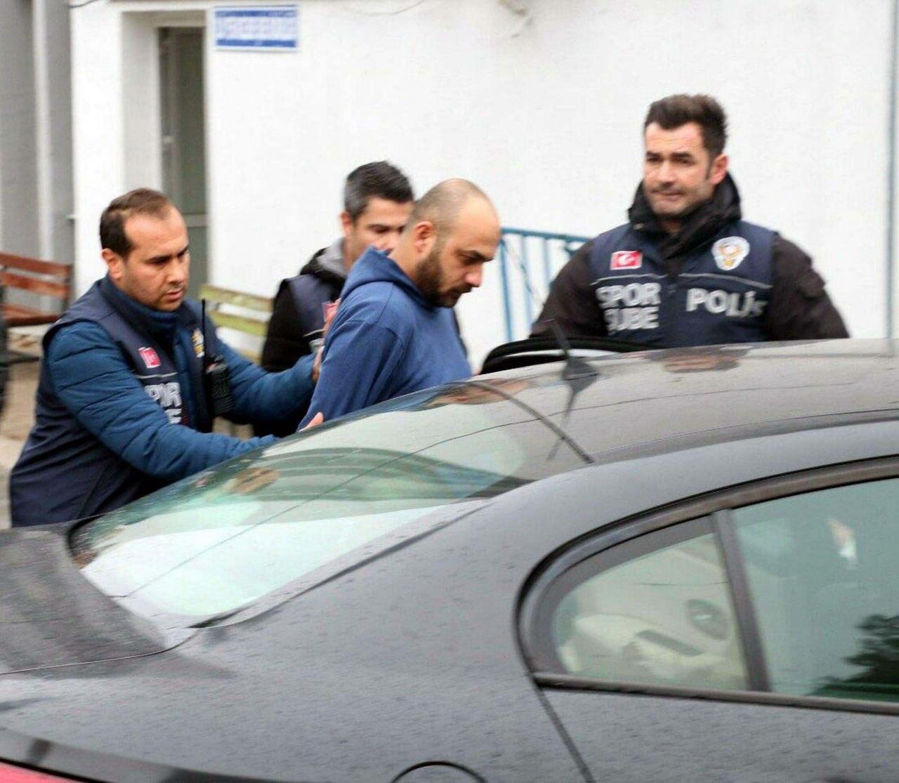 Polis ekipleri, Mehmet Nihat A.'yı ekip otosuna bindirirken