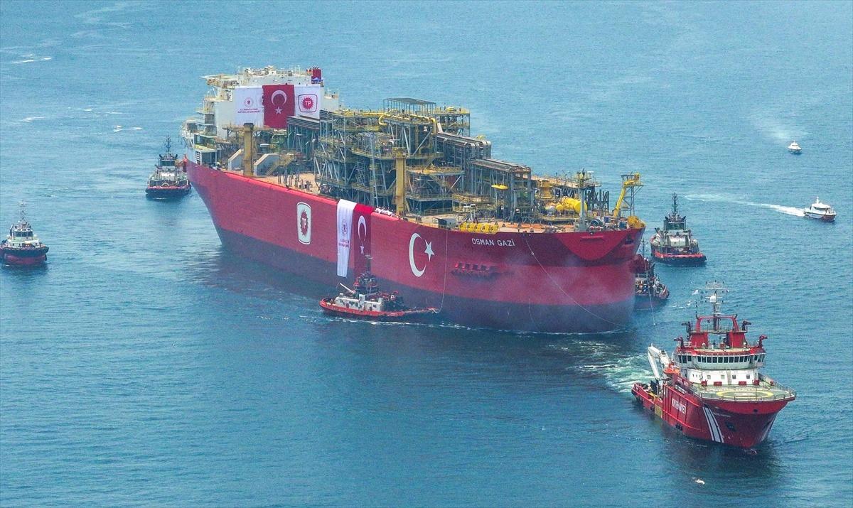 Osman Gazi gemisi İstanbul Boğazı'ndan geçiyor