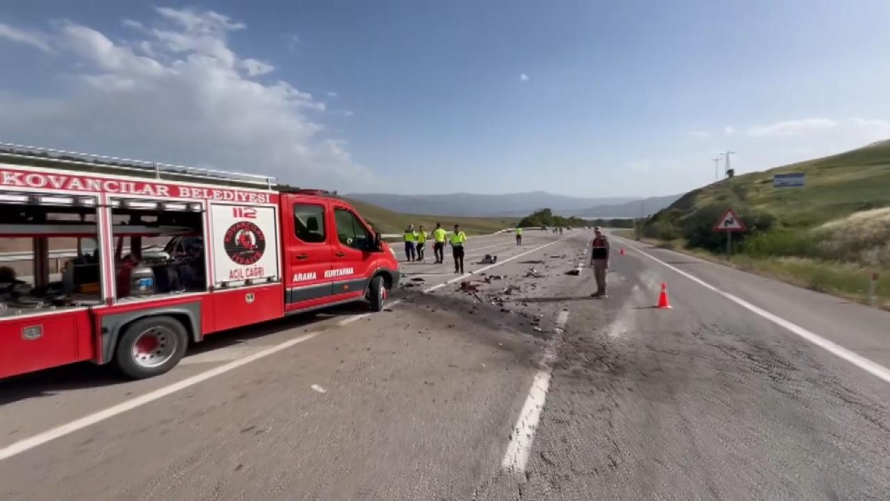 Kaza yerinden görüntü ve itfaiye ekiplerinin çalışma yaptığı anlar