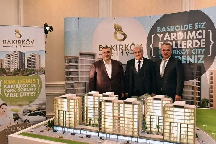 Seyfi Beyaz (Ortada)