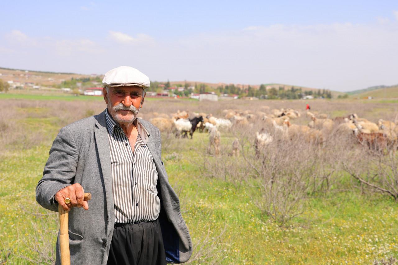 Geçimini 66 yıldır hayvancılıkla sağlayan Hüseyin Yıldız (80).