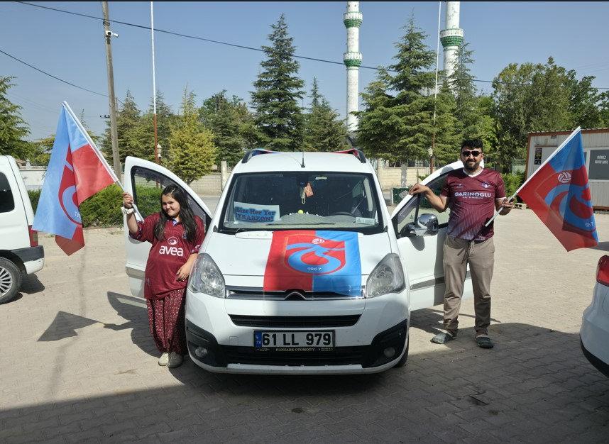 Aksaray'ın Eskil ilçesine bağlı 180 haneli Kökez köyü sakinleri, 1983-1984 sezonundaki şampiyonluğuyla başlayan Trabzonspor sevgisini çocuklarına da aşılayarak, taraftar sayısını her geçen gün artırıyor.