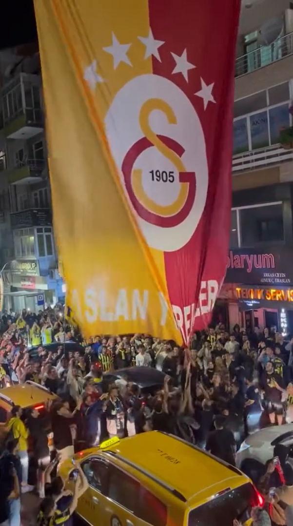 Holiganların bayrağa saldırdığı anın görüntüsü