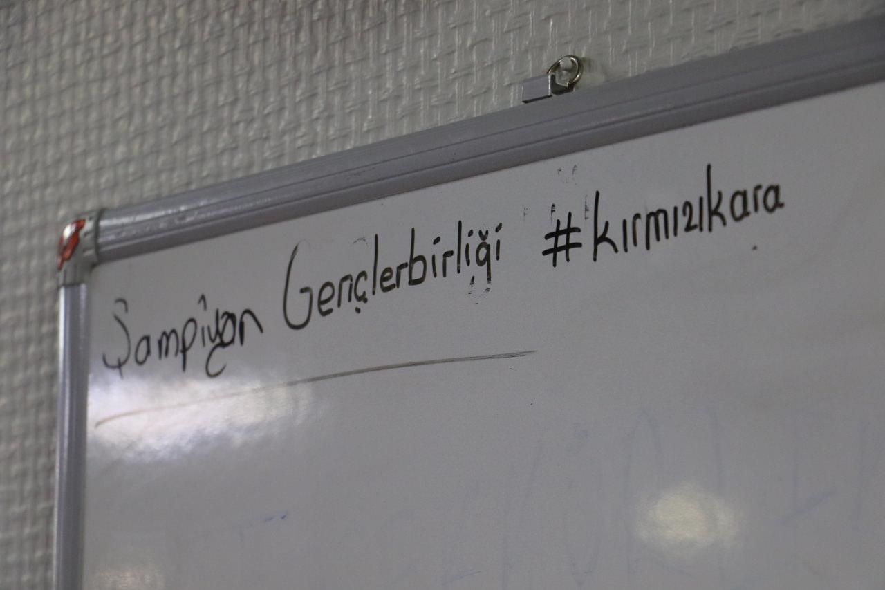 Basın toplantısının düzenlendiği odadaki bir tabloda "Şampiyon Gençlerbirliği" yazıyor.