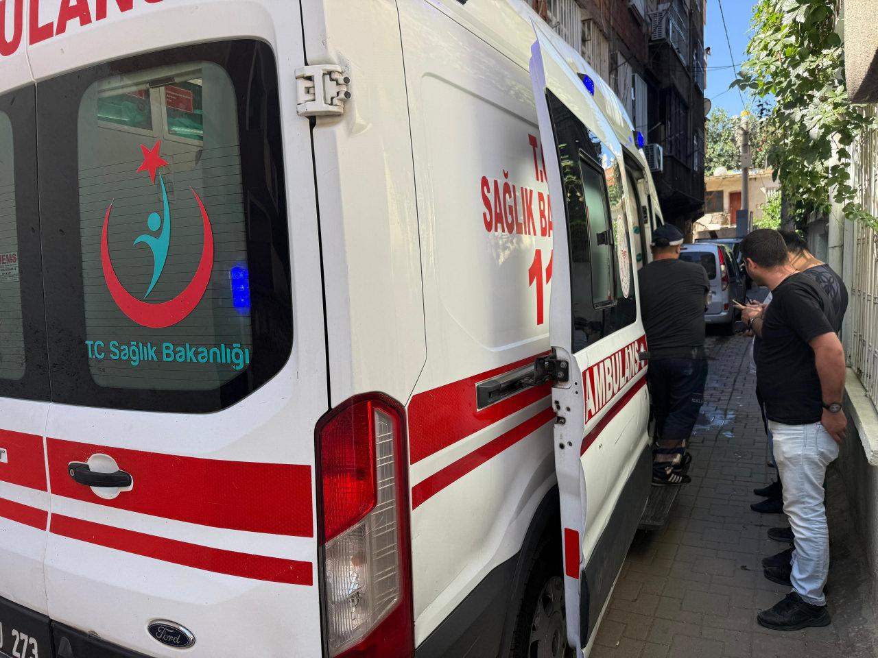 Saldırı sonrası olay yerine gelen ambulans. 