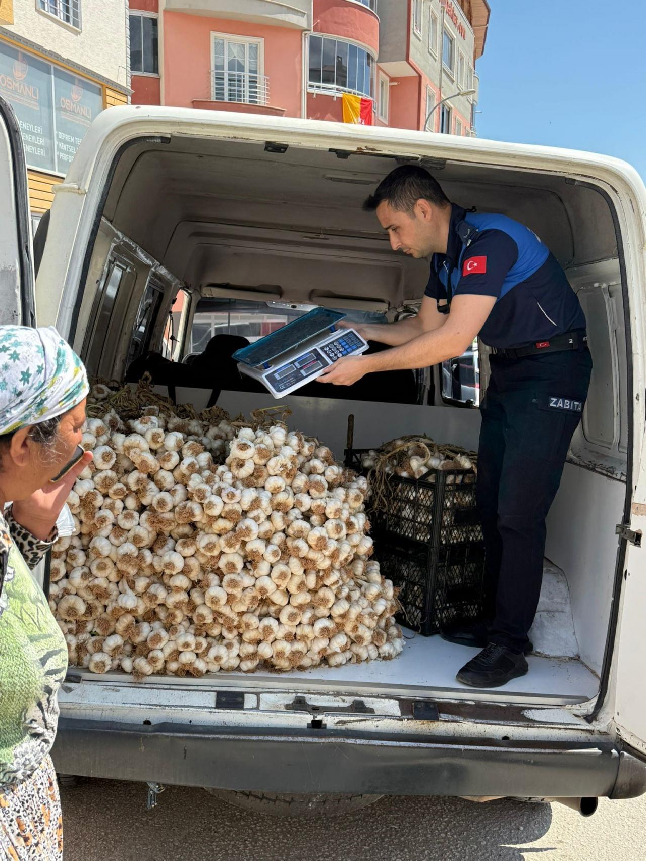 Zabıta ekiplerinin araçta yaptığı inceleme anları