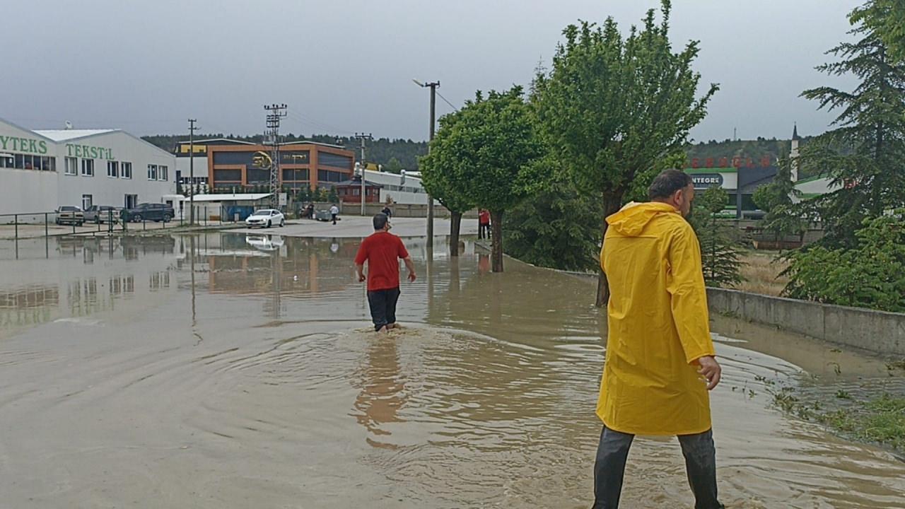 Sağanak yağış sonrası sokakları su bastı. 