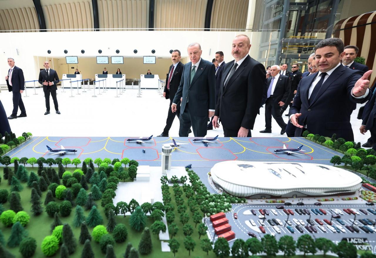 Cumhurbaşkanı Erdoğan, Azerbaycan Cumhurbaşkanı Aliyev ile Laçın Uluslararası Havalimanı inşaat alanında incelemelerde bulundu.