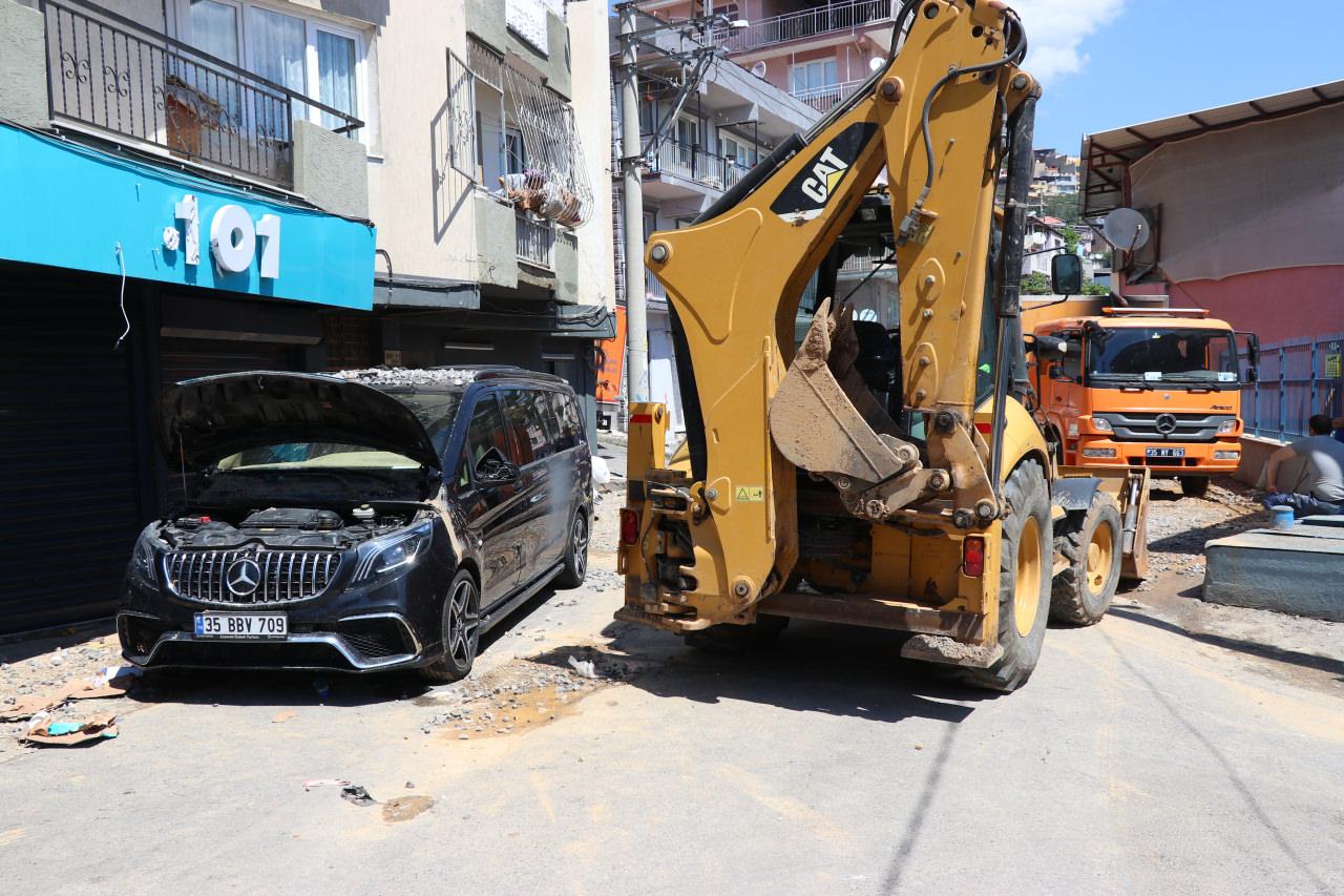 İzmir'de su borusunun patlaması nedeniyle sokak savaş alanına döndü. 