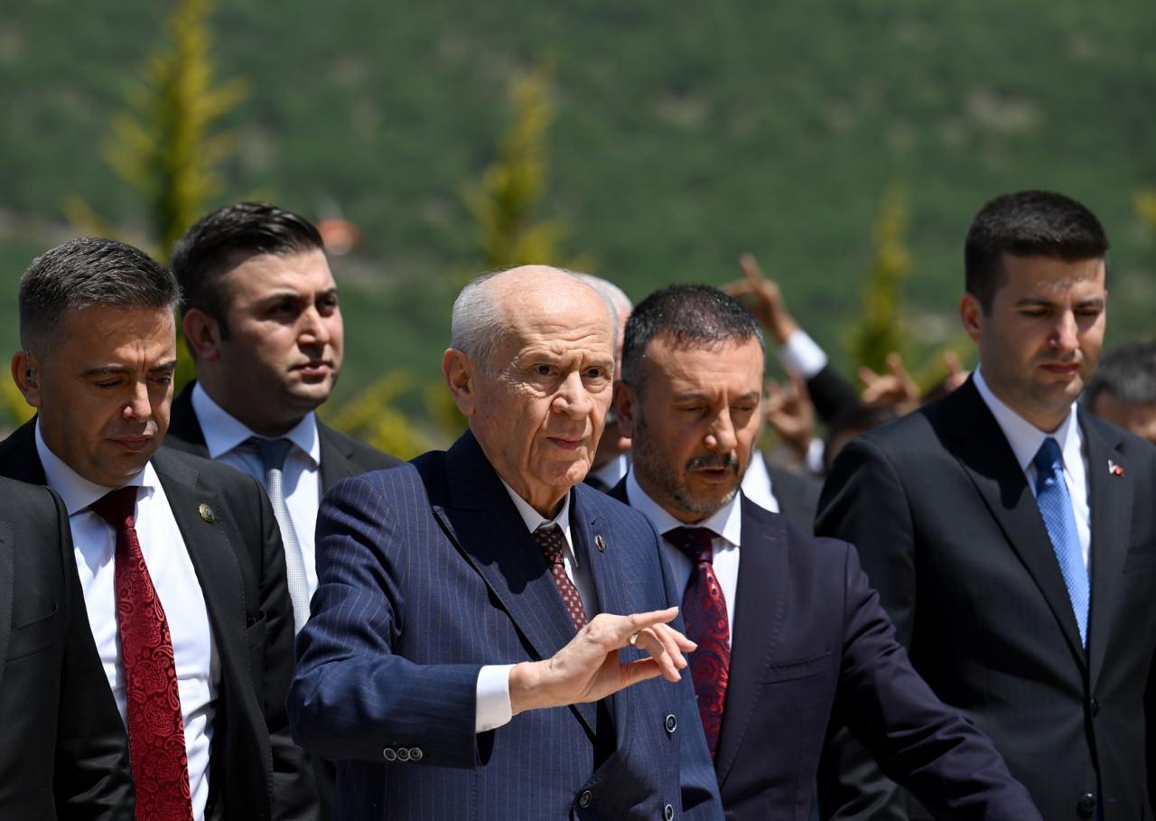 Milliyetçi Hareket Partisi (MHP) Genel Başkanı Devlet Bahçeli, Kızılcahamam’da yer alan Ülkücü Şehitler Anıtını ziyaret etti. Bahçeli, alana gelişinde kendisini karşılayan partilileri selamladı.