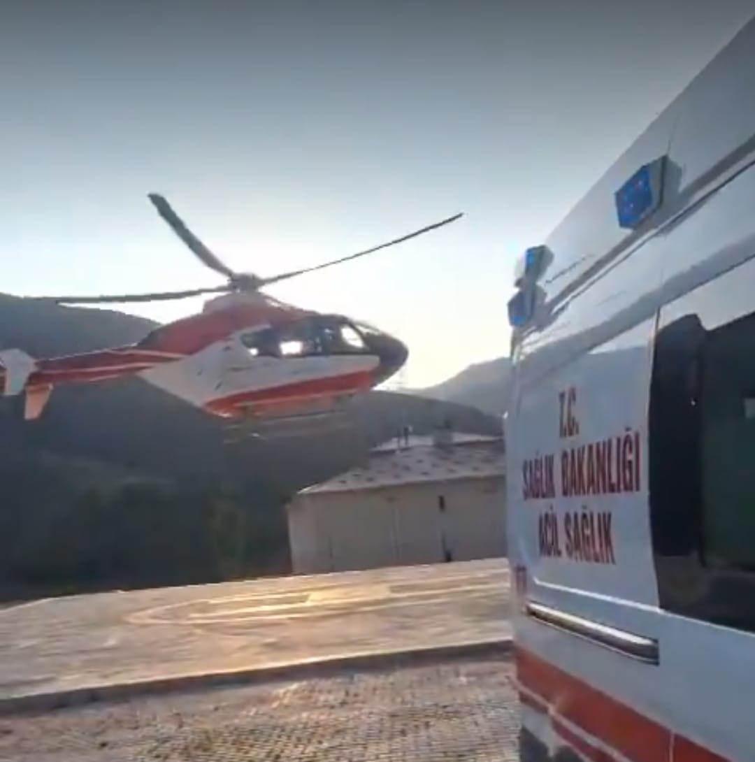 79 yaşındaki hastanın nakli, helikopter ambulans ile sağlandı. 