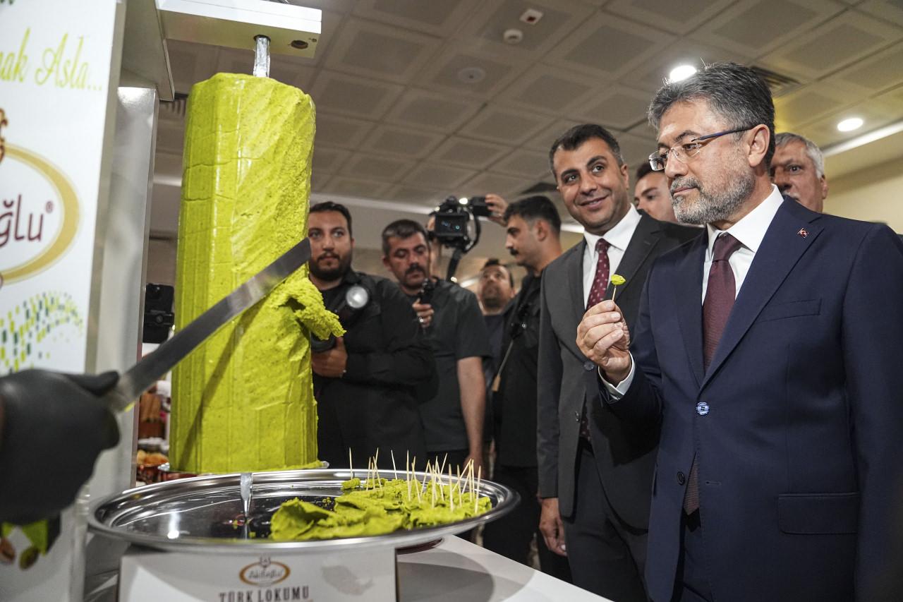 Bakan Yumaklı, açılış konuşmalarının ardından coğrafi işaret olarak tescil edilmiş ürünlerin yer aldığı stantları ziyaret etti.