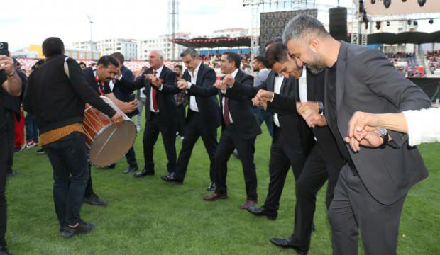 25 yıl sonra 1. Lig'e yükseldiler! Halaylarla kutladılar