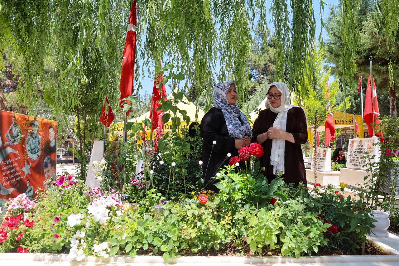 Kurban bayramı öncesi esnaf, vatandaş ve şehitlik ziyaretleri gerçekleştirildi