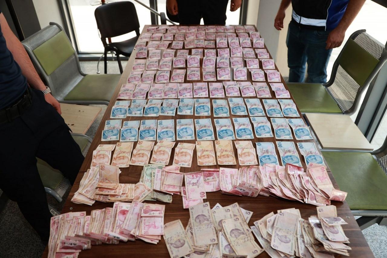 Dilencinin üzerinden çıkan paralar