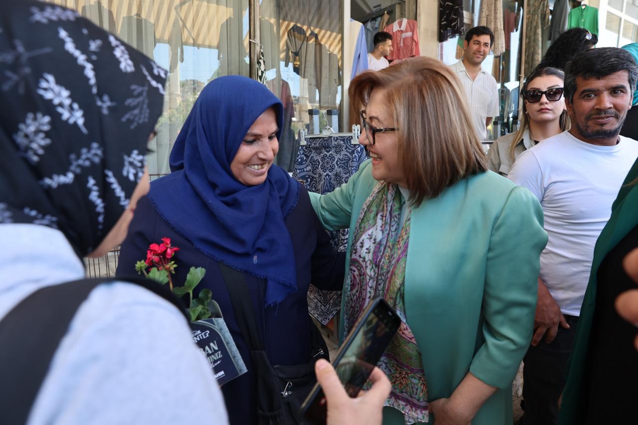 Gaziantep Büyükşehir Belediye Başkanı Fatma Şahin, vatandaşlarla bayramlaştı. 