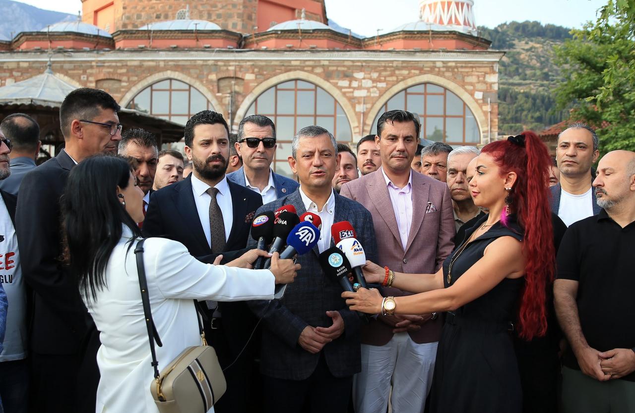 Özgür Özel, Manisa'da gazetecilere açıklamada bulundu.