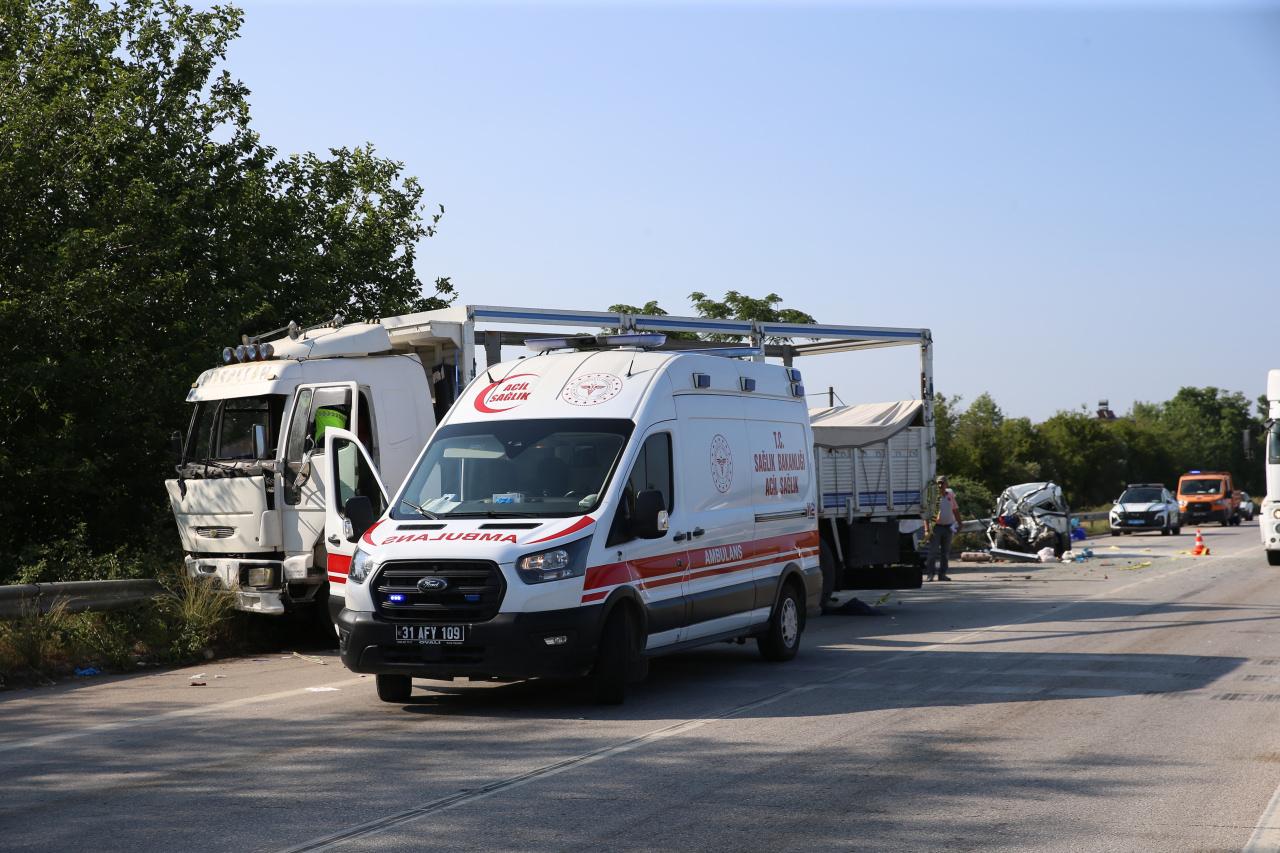 Hatay'da 4 aracın karıştığı zincirleme trafik kazasında 1 kişi öldü, 10 kişi yaralandı.