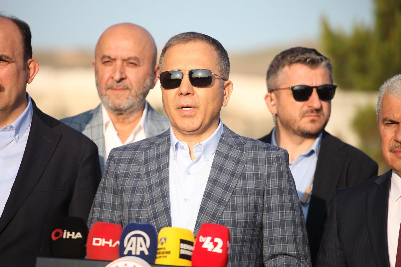 İçişleri Bakanı Yerlikaya bayram namazını Konya'da kıldı.