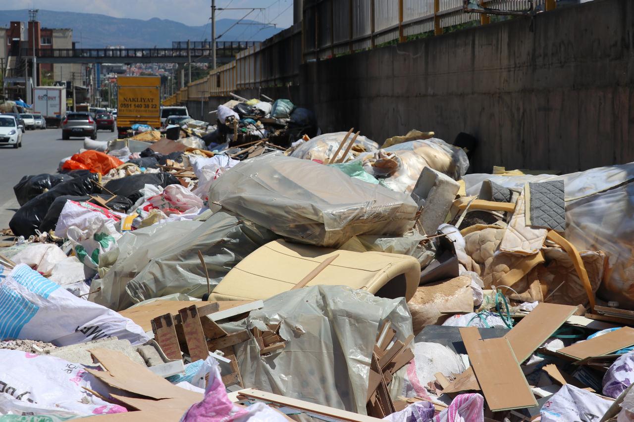 İzmir'in Buca ve Karabağlar ilçesinde, mobilyacı esnafın yoğunlaştığı mahallelerde oluşan atık yığını, tepkiye neden oldu. 