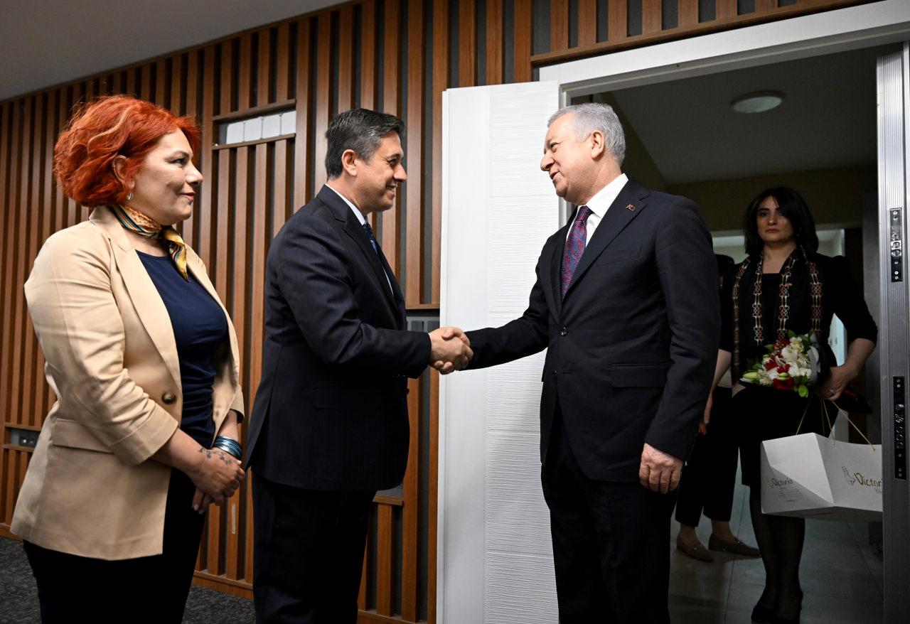 Kurban Bayramı dolayısıyla düzenlenen siyasi partiler arası bayramlaşma programı kapsamında, Milliyetçi Hareket Partisi (MHP) heyeti, DEM Parti’yi ziyaret etti. 