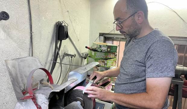 Azmi imrendirdi: Görme engeline rağmen 25 yıldır bıçak biliyor