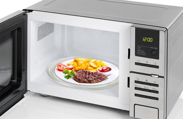 İçerisinde yemek olan bir mikrodalga fırın 