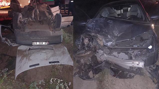 Kazaya karışan iki araç hurdaya döndü.