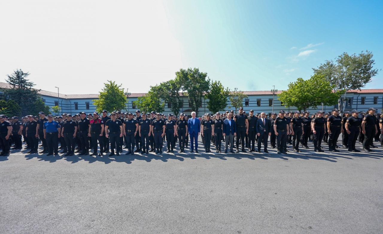 Vali Gül'den Çevik Kuvvet polislerine bayram ziyareti.