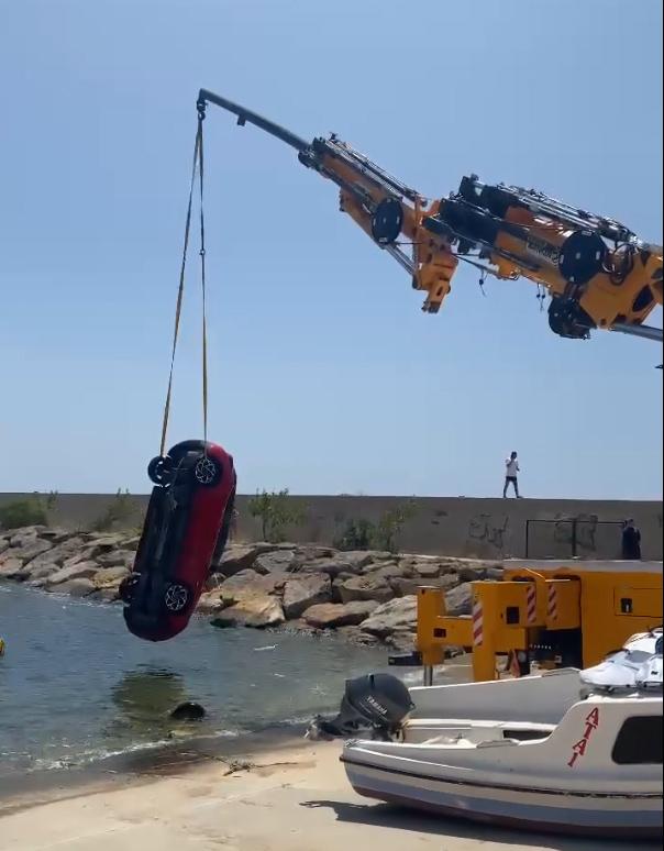 Aracın vinç ile sudan çıkarıldığı anlar