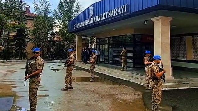 Ceset çuval içerisine koyularak farklı bir alana taşındı. 