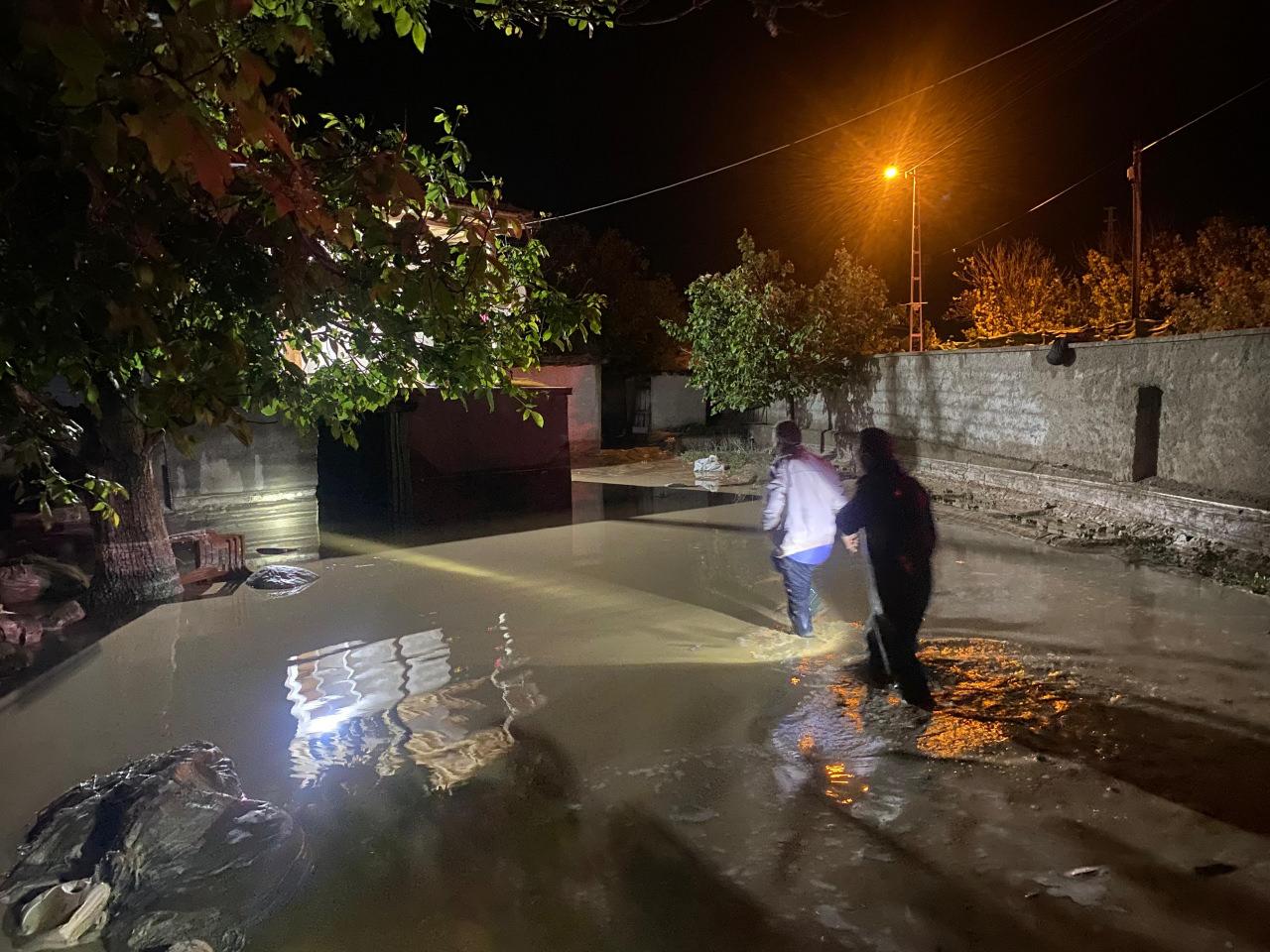 Sel sonrası mahaller çamur ve taş yığını içinde kaldı.