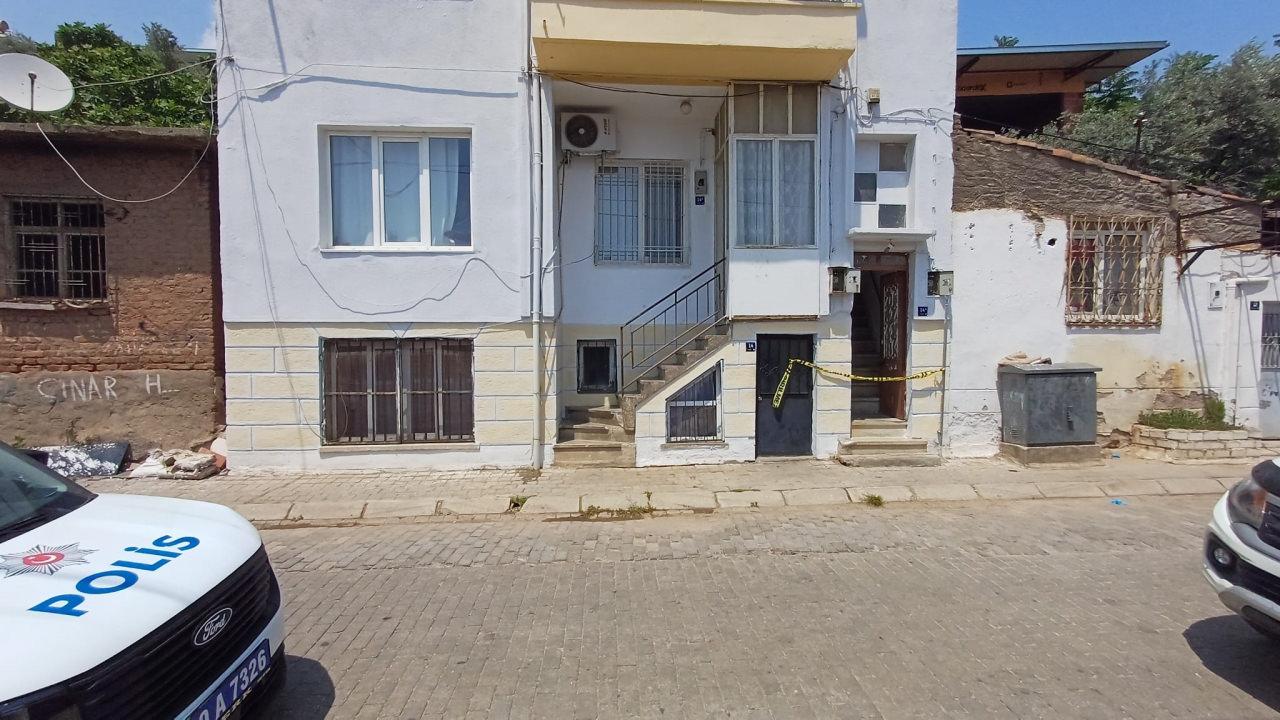 Kamil Tığsız'ın (70) evinde ölü olarak bulundu. 