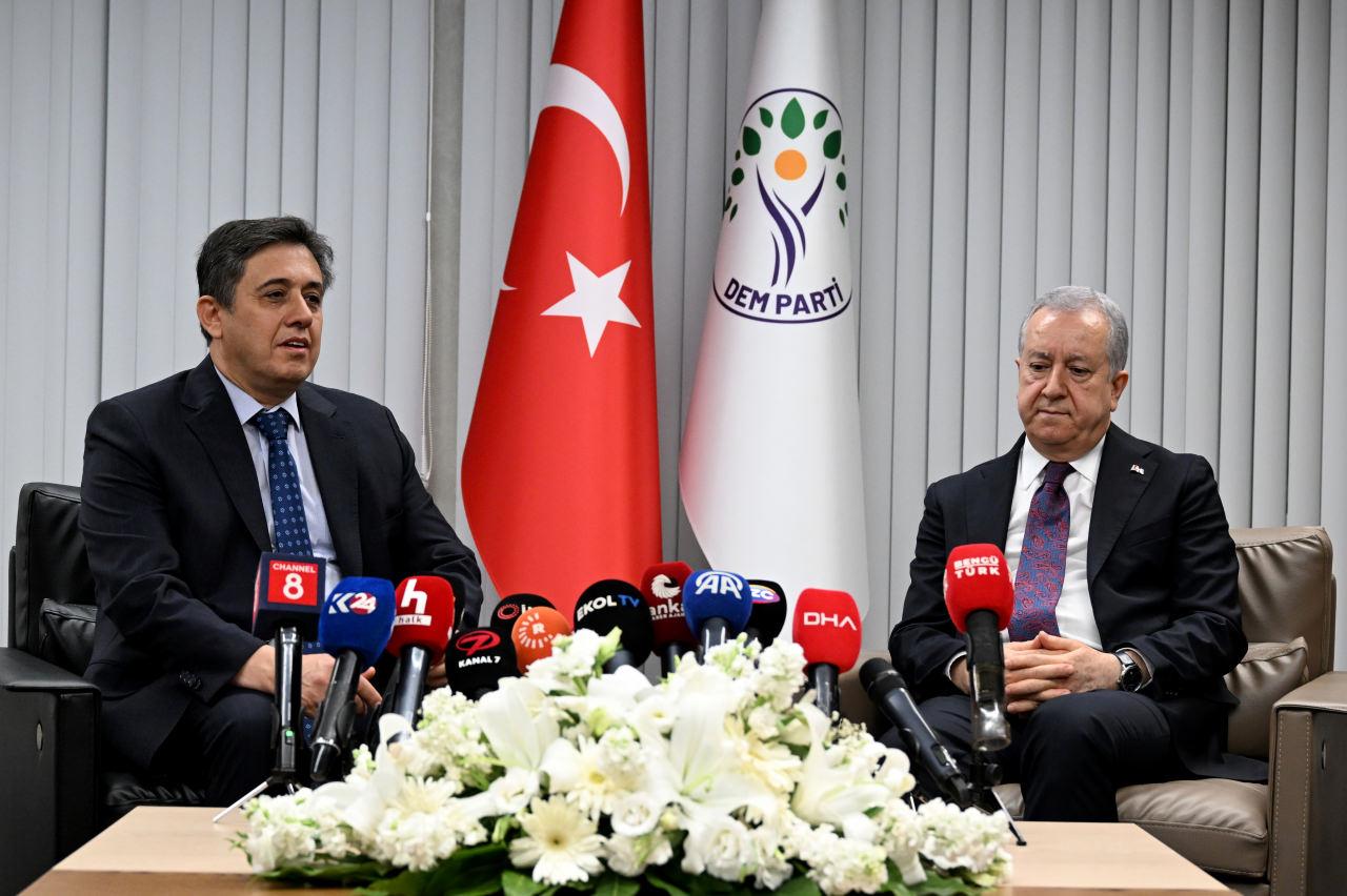 Kurban Bayramı dolayısıyla düzenlenen siyasi partiler arası bayramlaşma programı kapsamında, Milliyetçi Hareket Partisi (MHP) heyeti, DEM Parti’yi ziyaret etti. 