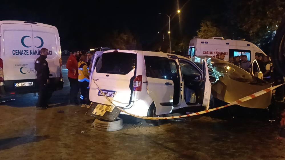 Gaziantep'te hafif ticari araç ile otomobil çarpıştı: 5 ölü, 2 yaralı