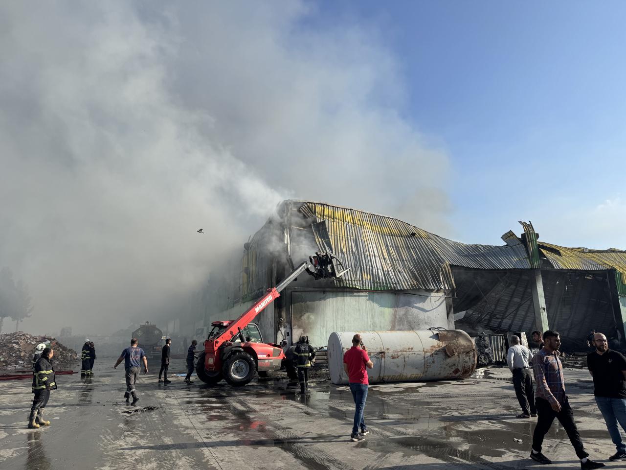 Adana'da geri dönüşüm tesisinde çıkan yangın kontrol altına alındı.