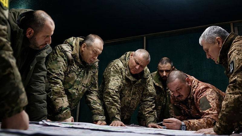 Ukrayna Savunma Bakanı Rüstem Ümerov ve komutanlar.